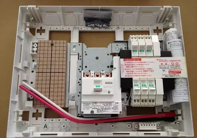 為什么日本家庭使用40年的單件配電箱而我們?nèi)匀辉诂F(xiàn)場組裝它？