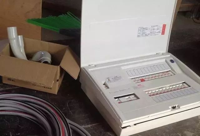 為什么日本家庭使用40年的單件配電箱而我們?nèi)匀辉诂F(xiàn)場組裝它？