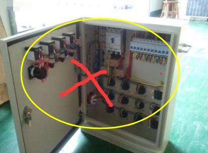 老電工把配電箱安裝在墻內。曬太陽太聰明了。